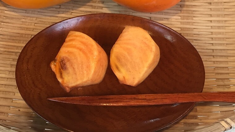 次郎柿を一口サイズにカット